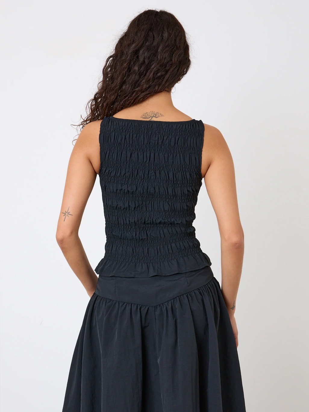 Nwt Peachy Den Deba Top In Onyx Black Shirred Sleeveless Ruched Crop Shirt — image 5 of 8
